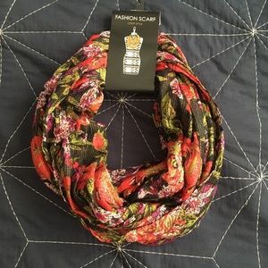 NWT Rose 🌹 Print Infinity Scarf
